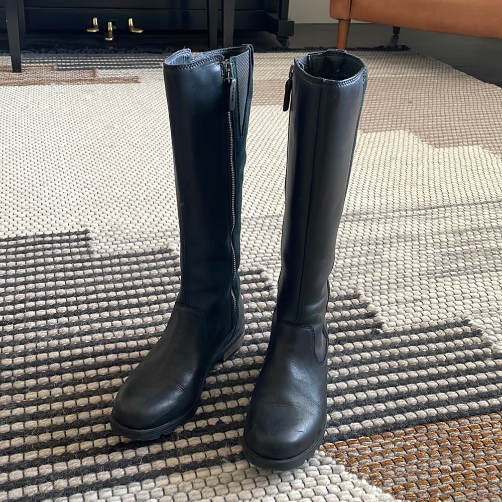 Beautiful knee high sorel boots size 7